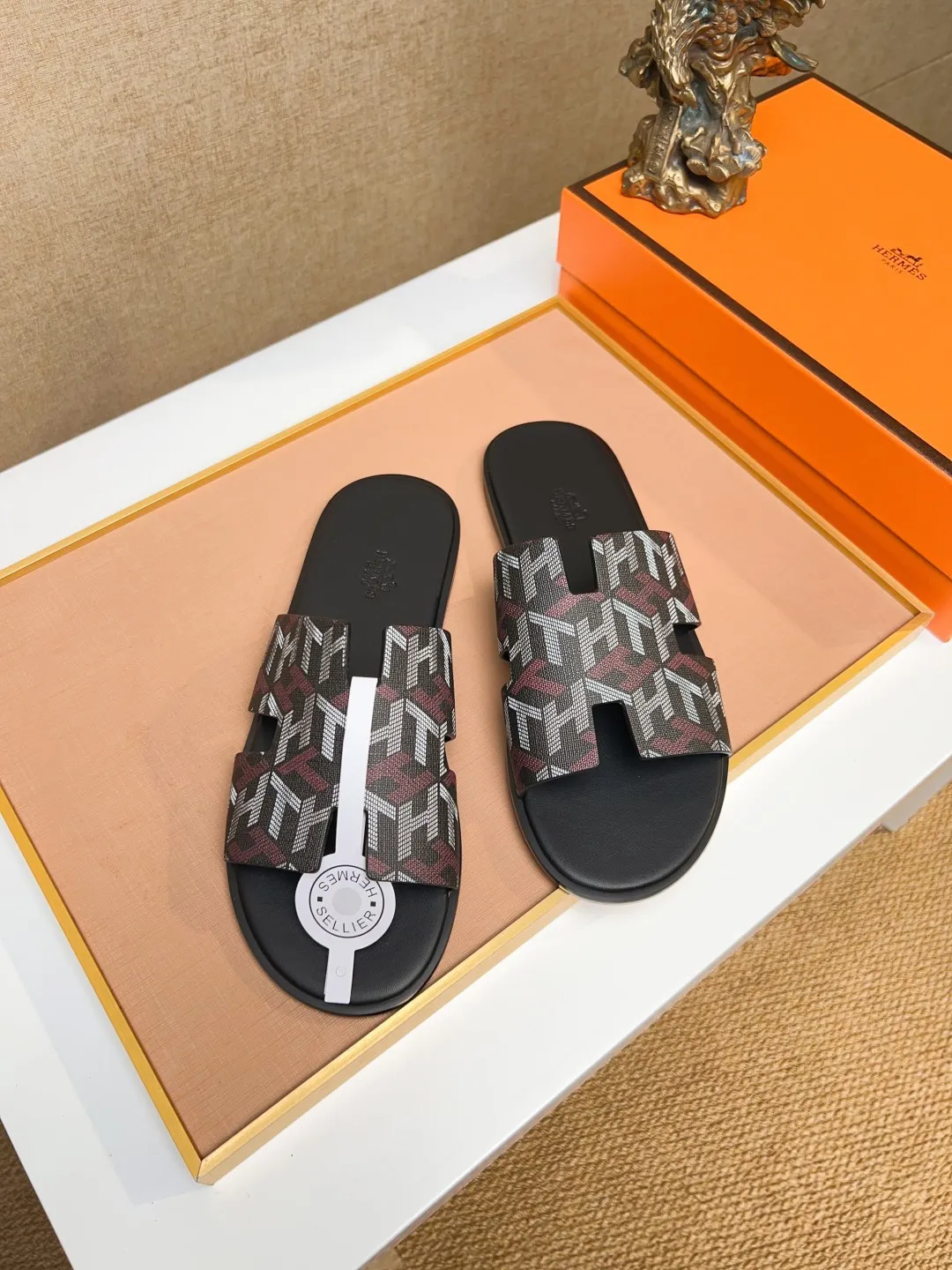 Men's clothing and shoes 💰280 💅💅💅 new arrival. Hermes Hermes official website latest counter synchronized new oran color leather H slippers, the original Paris version flew back to the original model and opened the mold to make it perfectly🍌The highest quality Sincerity, you can enter and leave the counter at will [Deyi] The upper is made of original customized  colored palm prints, crocodile print, ostrich print, colored cow leather, colored cow suede, 🤔 horse hair, 🥳 colored diamonds, 🥰 3D printing, and other genuine leather slippers, imported cow pattern foot pad lining, Italian  latest original genuine leather combination outsole Code number: 38-48 (customized at 46.47.48) Can be made into picture combination sole with genuine leather pattern and ordinary molded outsole